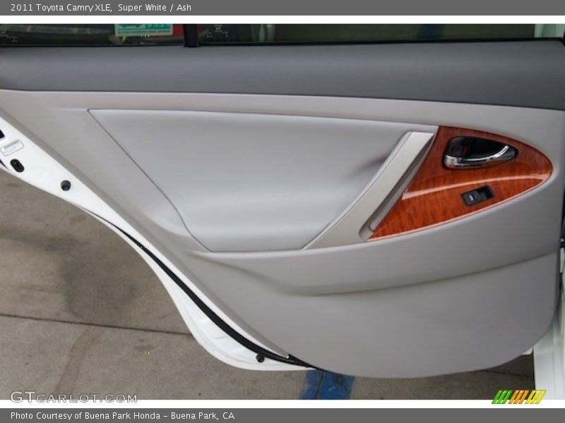 Super White / Ash 2011 Toyota Camry XLE