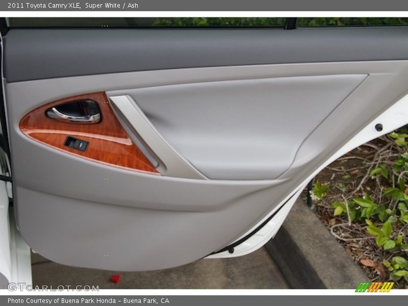 Super White / Ash 2011 Toyota Camry XLE