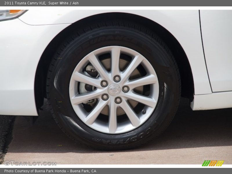 Super White / Ash 2011 Toyota Camry XLE