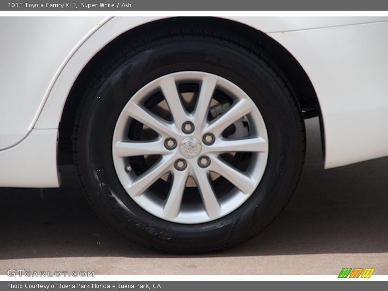 Super White / Ash 2011 Toyota Camry XLE