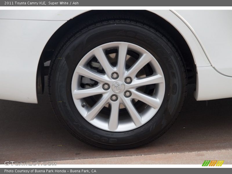 Super White / Ash 2011 Toyota Camry XLE
