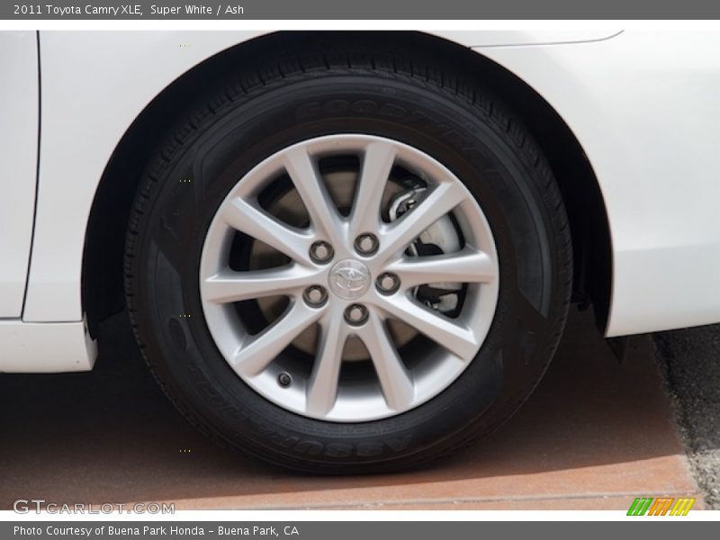 Super White / Ash 2011 Toyota Camry XLE