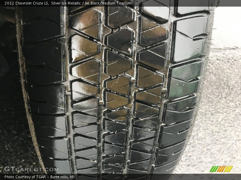 Silver Ice Metallic / Jet Black/Medium Titanium 2012 Chevrolet Cruze LS