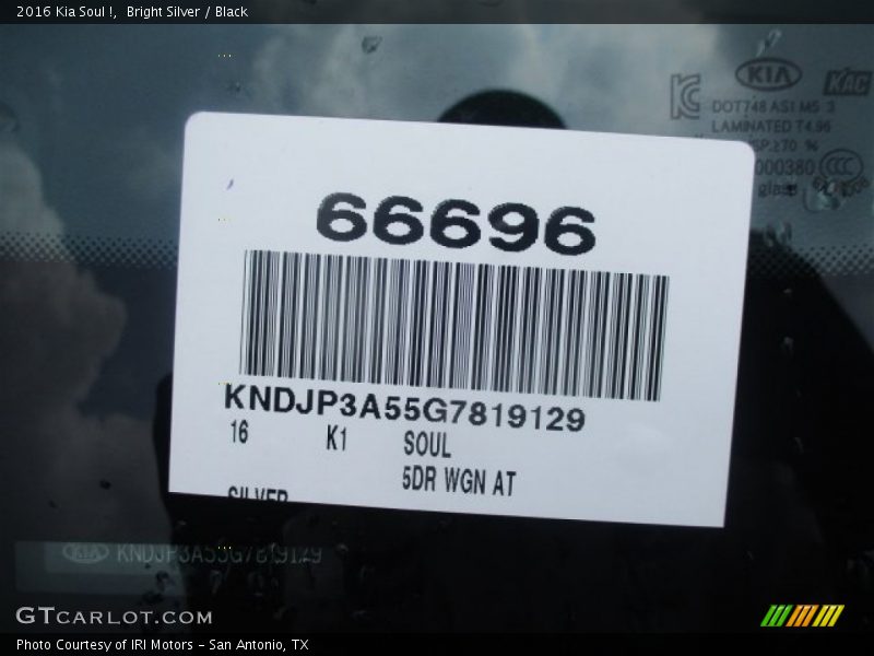 Bright Silver / Black 2016 Kia Soul !