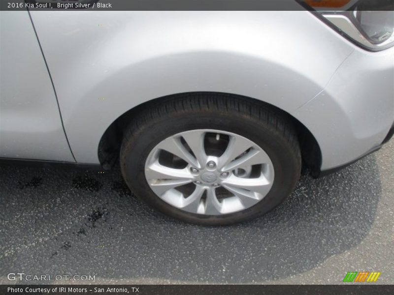 Bright Silver / Black 2016 Kia Soul !