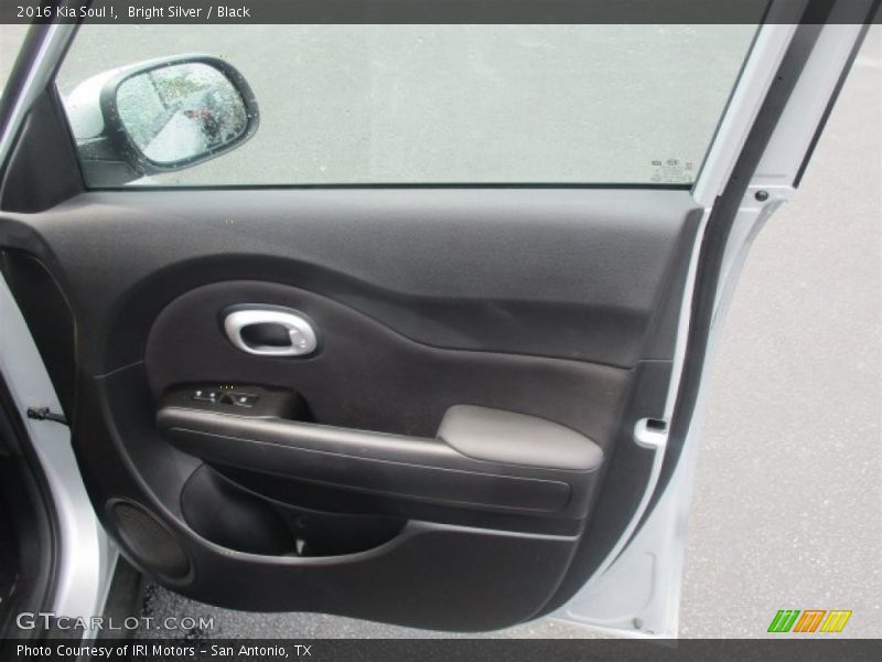 Bright Silver / Black 2016 Kia Soul !