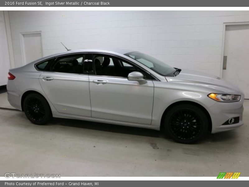 Ingot Silver Metallic / Charcoal Black 2016 Ford Fusion SE