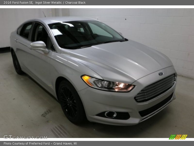 Ingot Silver Metallic / Charcoal Black 2016 Ford Fusion SE