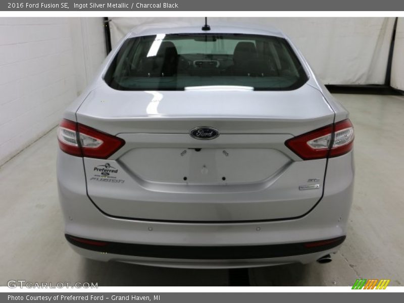 Ingot Silver Metallic / Charcoal Black 2016 Ford Fusion SE