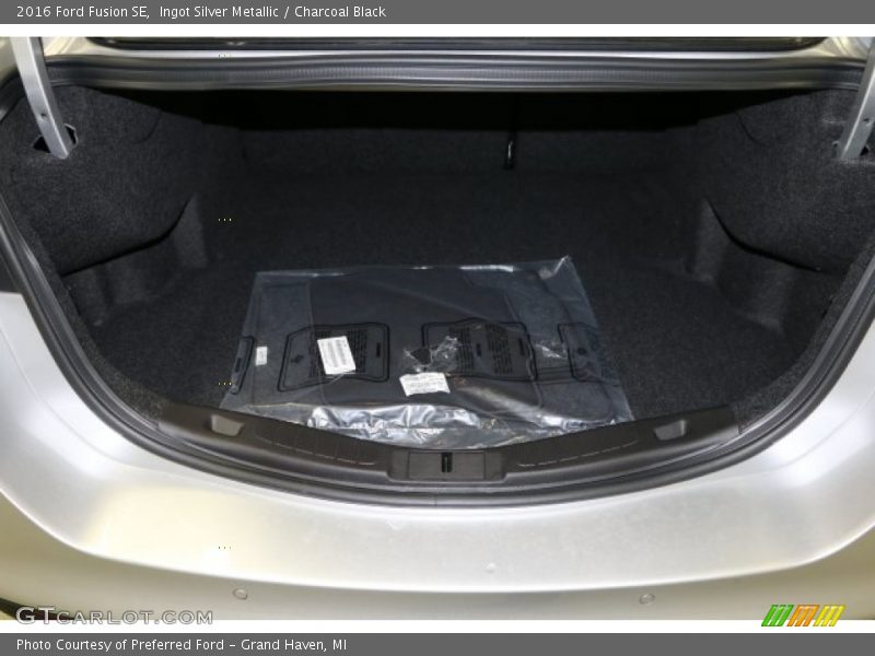 Ingot Silver Metallic / Charcoal Black 2016 Ford Fusion SE