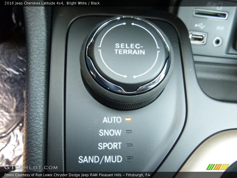 Bright White / Black 2016 Jeep Cherokee Latitude 4x4