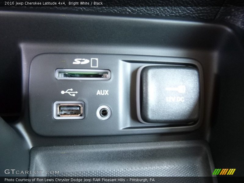 Bright White / Black 2016 Jeep Cherokee Latitude 4x4