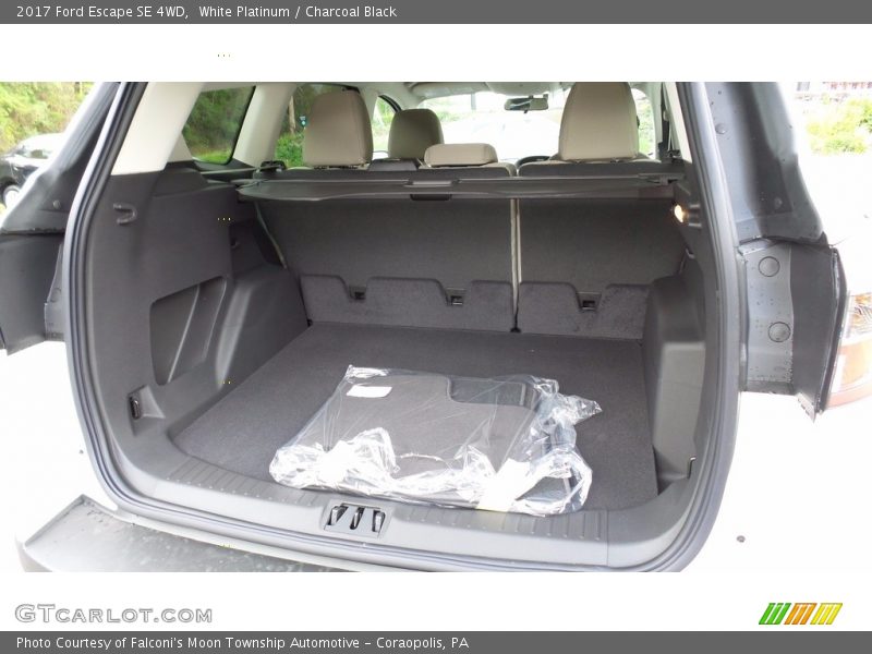 White Platinum / Charcoal Black 2017 Ford Escape SE 4WD