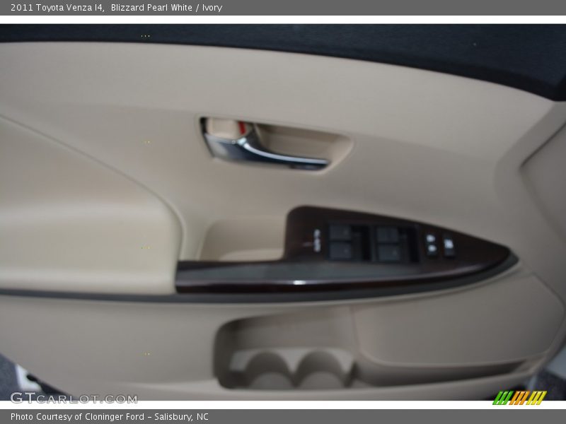 Blizzard Pearl White / Ivory 2011 Toyota Venza I4