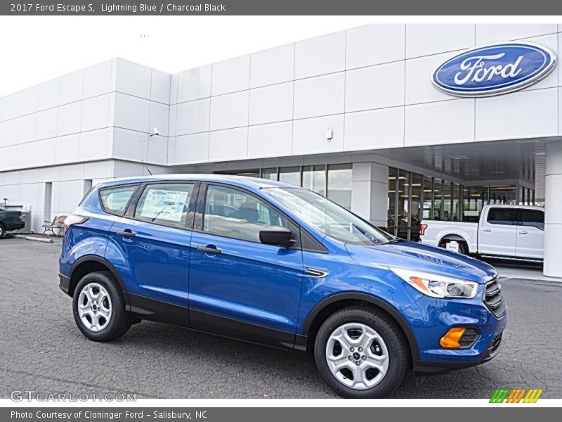 Front 3/4 View of 2017 Escape S