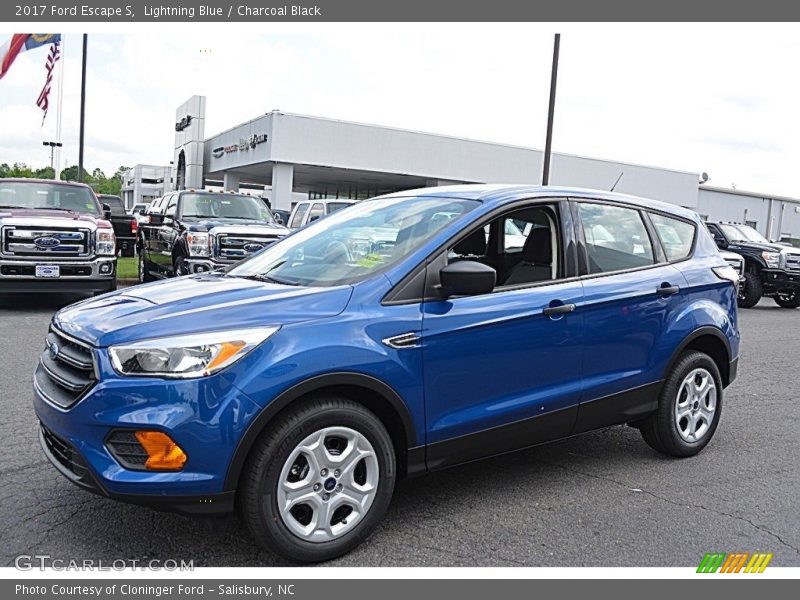 Front 3/4 View of 2017 Escape S