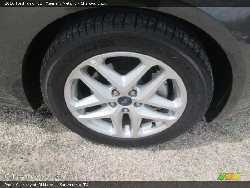 Magnetic Metallic / Charcoal Black 2016 Ford Fusion SE
