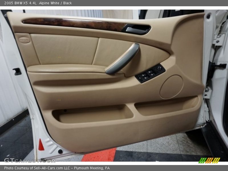 Alpine White / Black 2005 BMW X5 4.4i