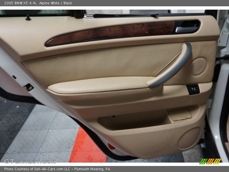 Alpine White / Black 2005 BMW X5 4.4i