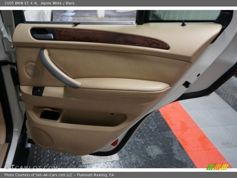 Alpine White / Black 2005 BMW X5 4.4i