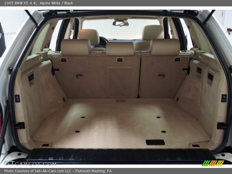 Alpine White / Black 2005 BMW X5 4.4i