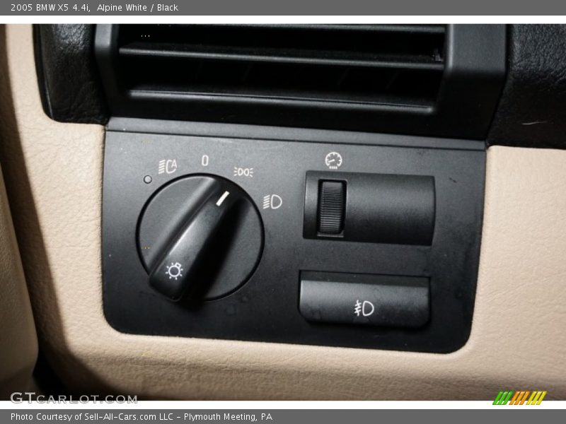Alpine White / Black 2005 BMW X5 4.4i