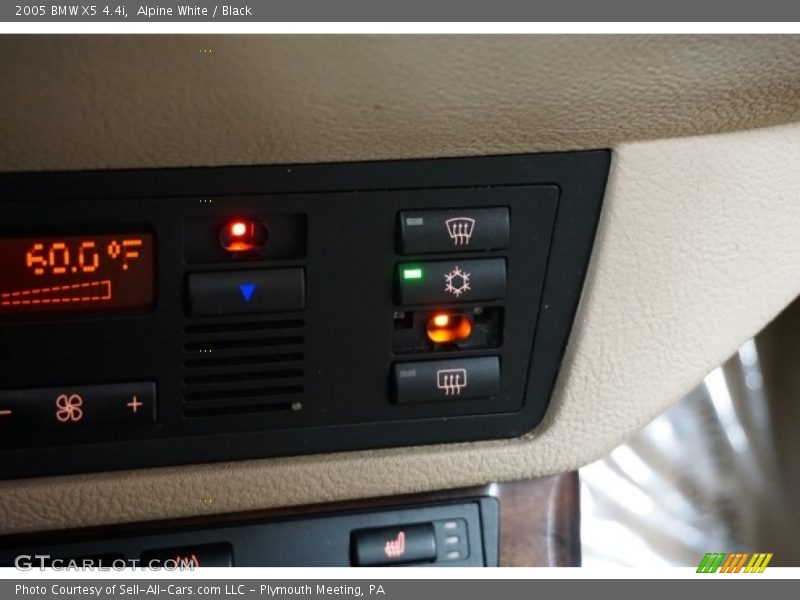 Alpine White / Black 2005 BMW X5 4.4i