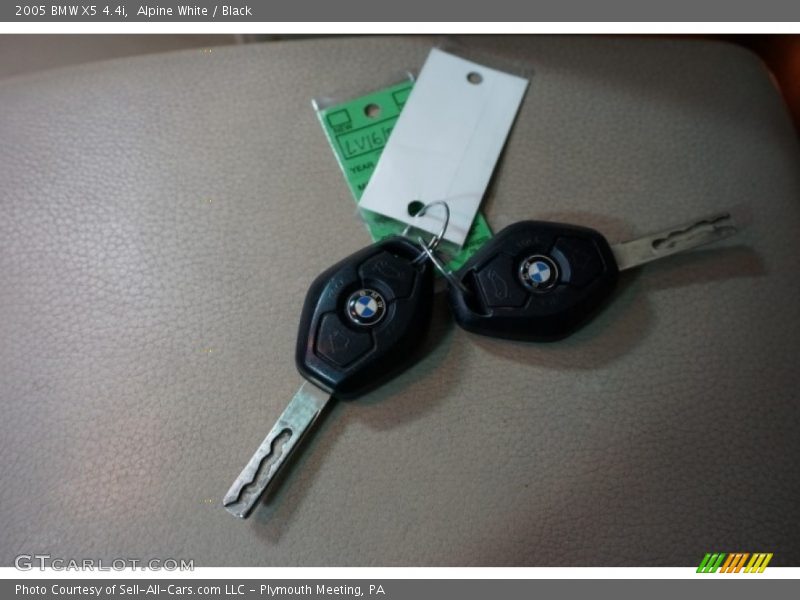 Alpine White / Black 2005 BMW X5 4.4i