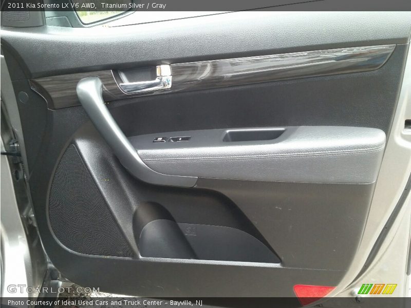 Titanium Silver / Gray 2011 Kia Sorento LX V6 AWD