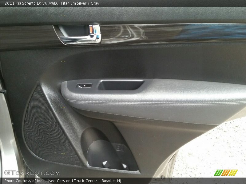 Titanium Silver / Gray 2011 Kia Sorento LX V6 AWD