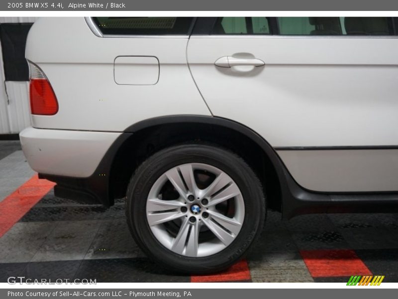 Alpine White / Black 2005 BMW X5 4.4i