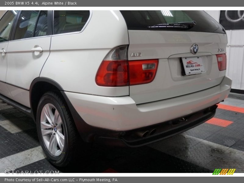 Alpine White / Black 2005 BMW X5 4.4i