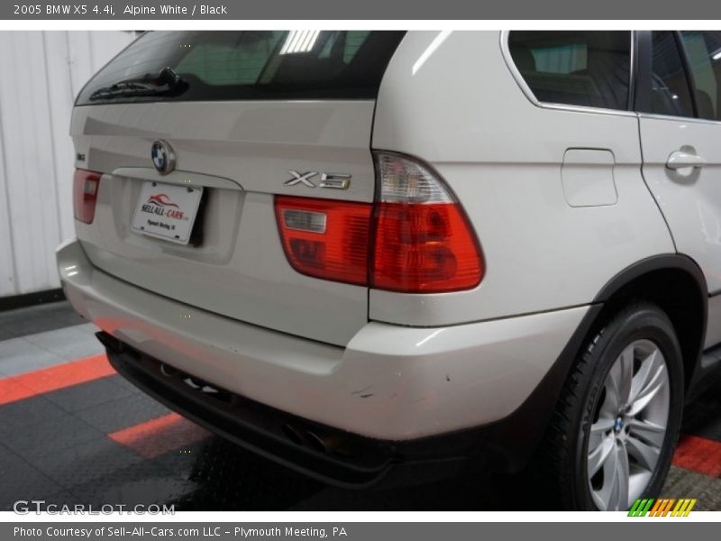 Alpine White / Black 2005 BMW X5 4.4i