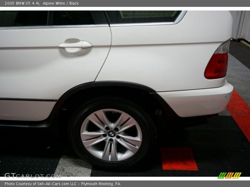 Alpine White / Black 2005 BMW X5 4.4i