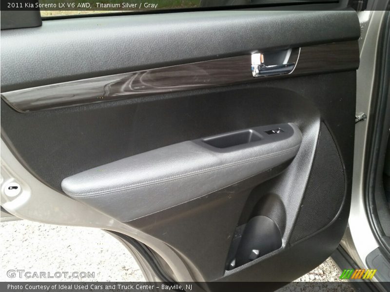 Titanium Silver / Gray 2011 Kia Sorento LX V6 AWD
