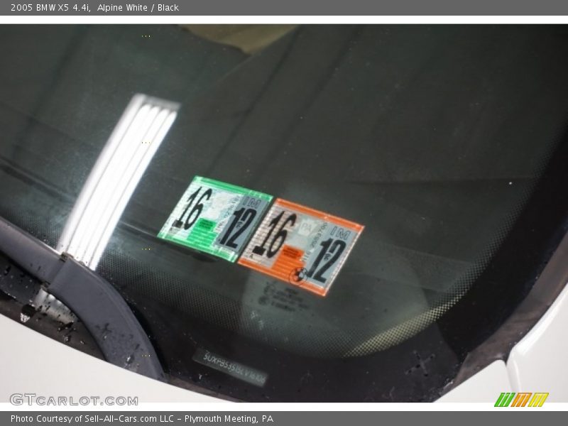 Alpine White / Black 2005 BMW X5 4.4i