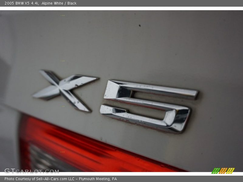Alpine White / Black 2005 BMW X5 4.4i