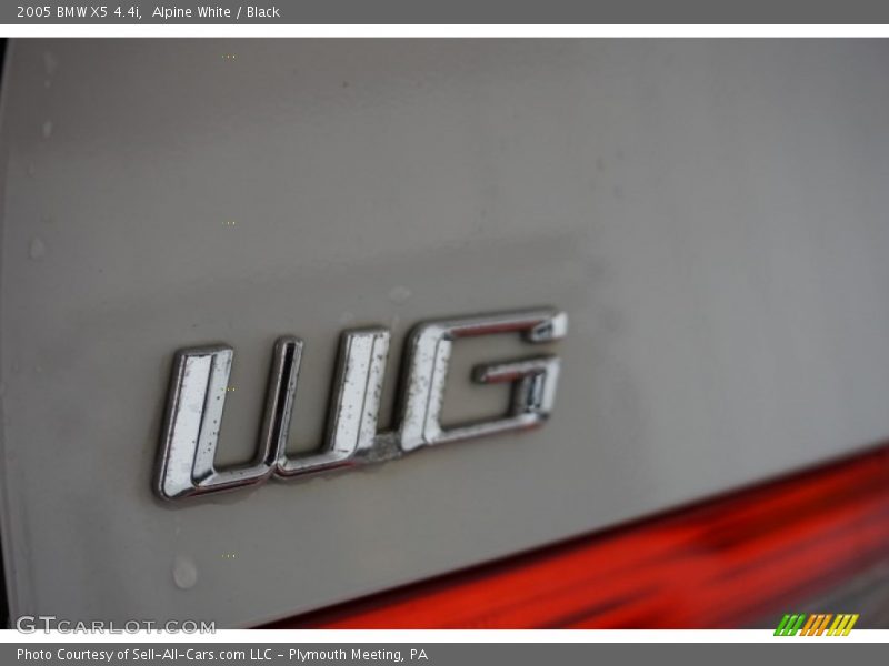 Alpine White / Black 2005 BMW X5 4.4i