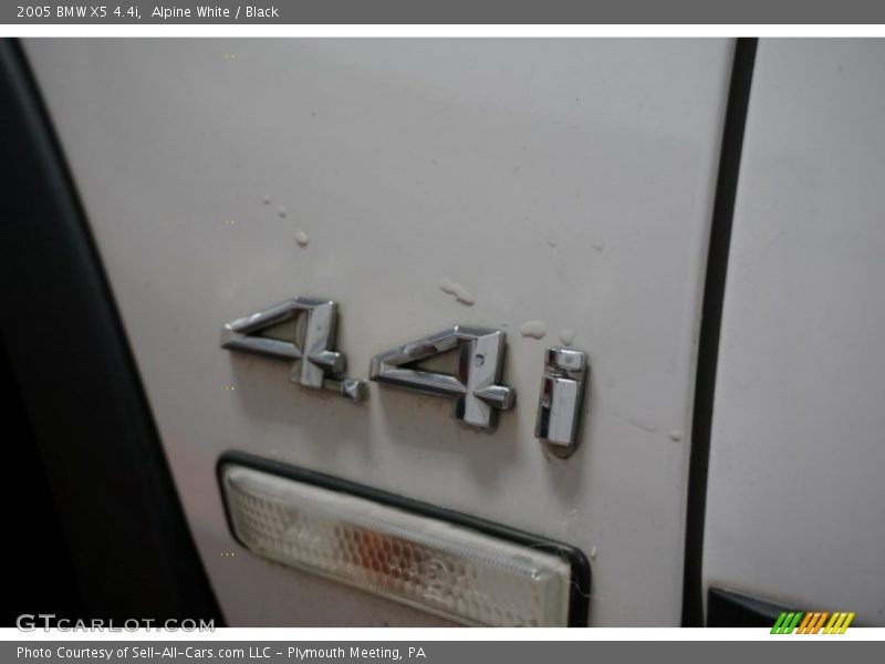 Alpine White / Black 2005 BMW X5 4.4i