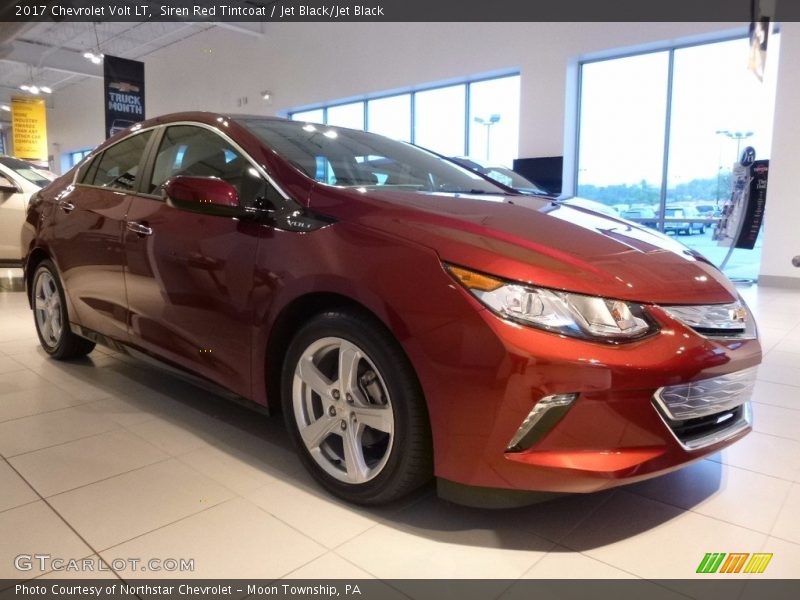 Front 3/4 View of 2017 Volt LT