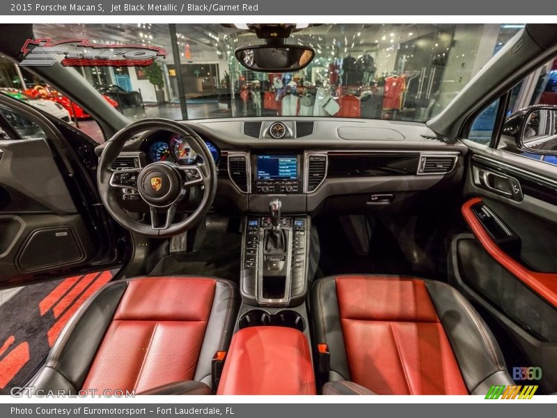 Jet Black Metallic / Black/Garnet Red 2015 Porsche Macan S