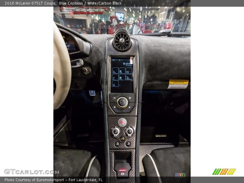 Blue Cepheus / White/Carbon Black 2016 McLaren 675LT Coupe