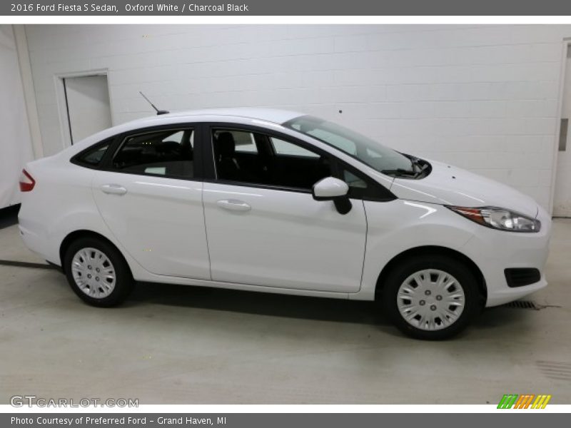 Oxford White / Charcoal Black 2016 Ford Fiesta S Sedan