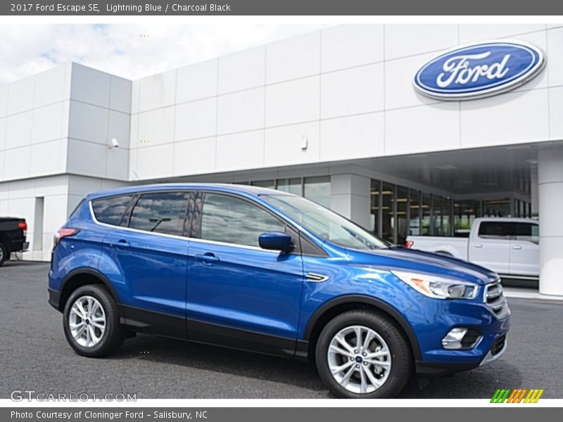 Front 3/4 View of 2017 Escape SE