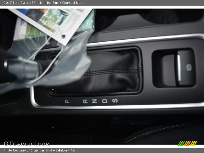 Lightning Blue / Charcoal Black 2017 Ford Escape SE