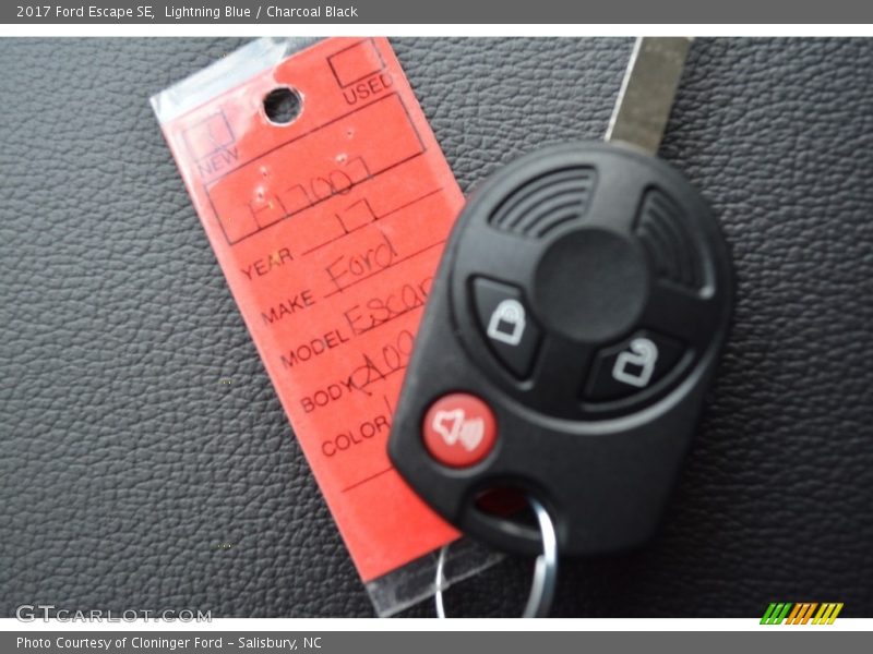 Lightning Blue / Charcoal Black 2017 Ford Escape SE