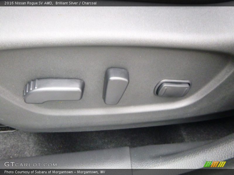 Brilliant Silver / Charcoal 2016 Nissan Rogue SV AWD