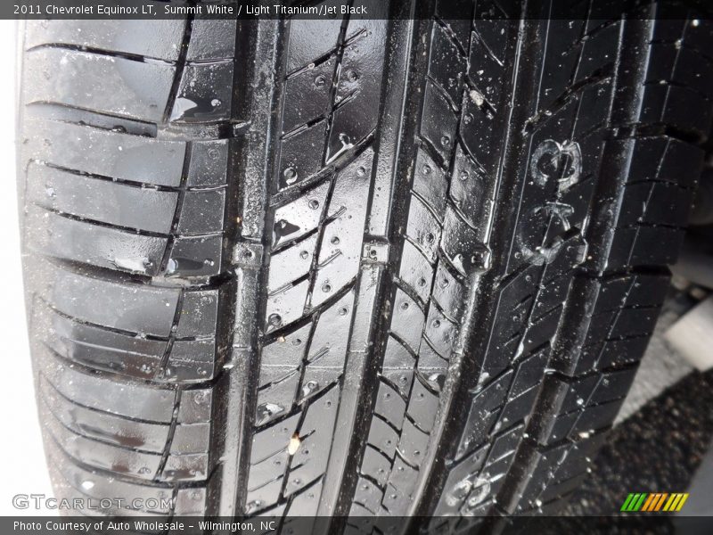 Summit White / Light Titanium/Jet Black 2011 Chevrolet Equinox LT