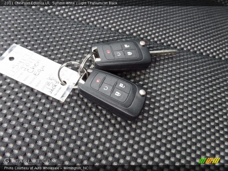 Summit White / Light Titanium/Jet Black 2011 Chevrolet Equinox LT