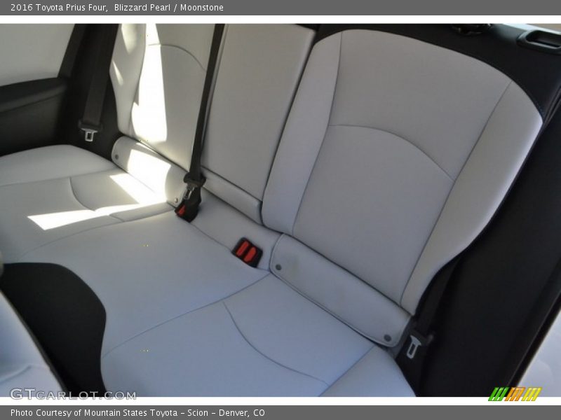 Blizzard Pearl / Moonstone 2016 Toyota Prius Four